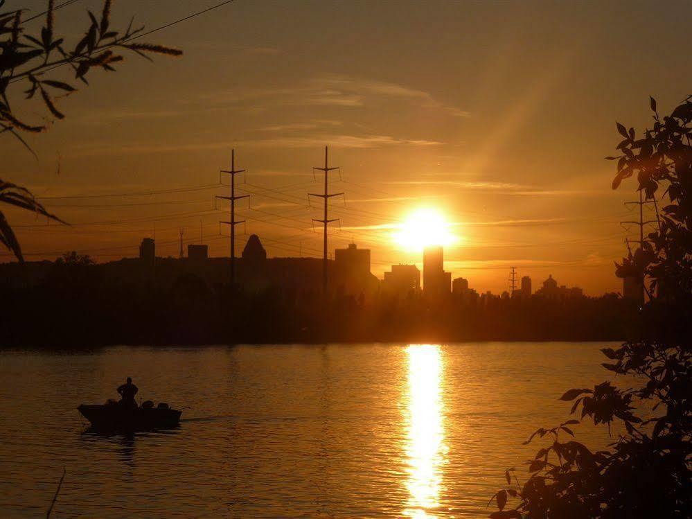 Motel Du Fleuve บรอสซาร์ด ภายนอก รูปภาพ