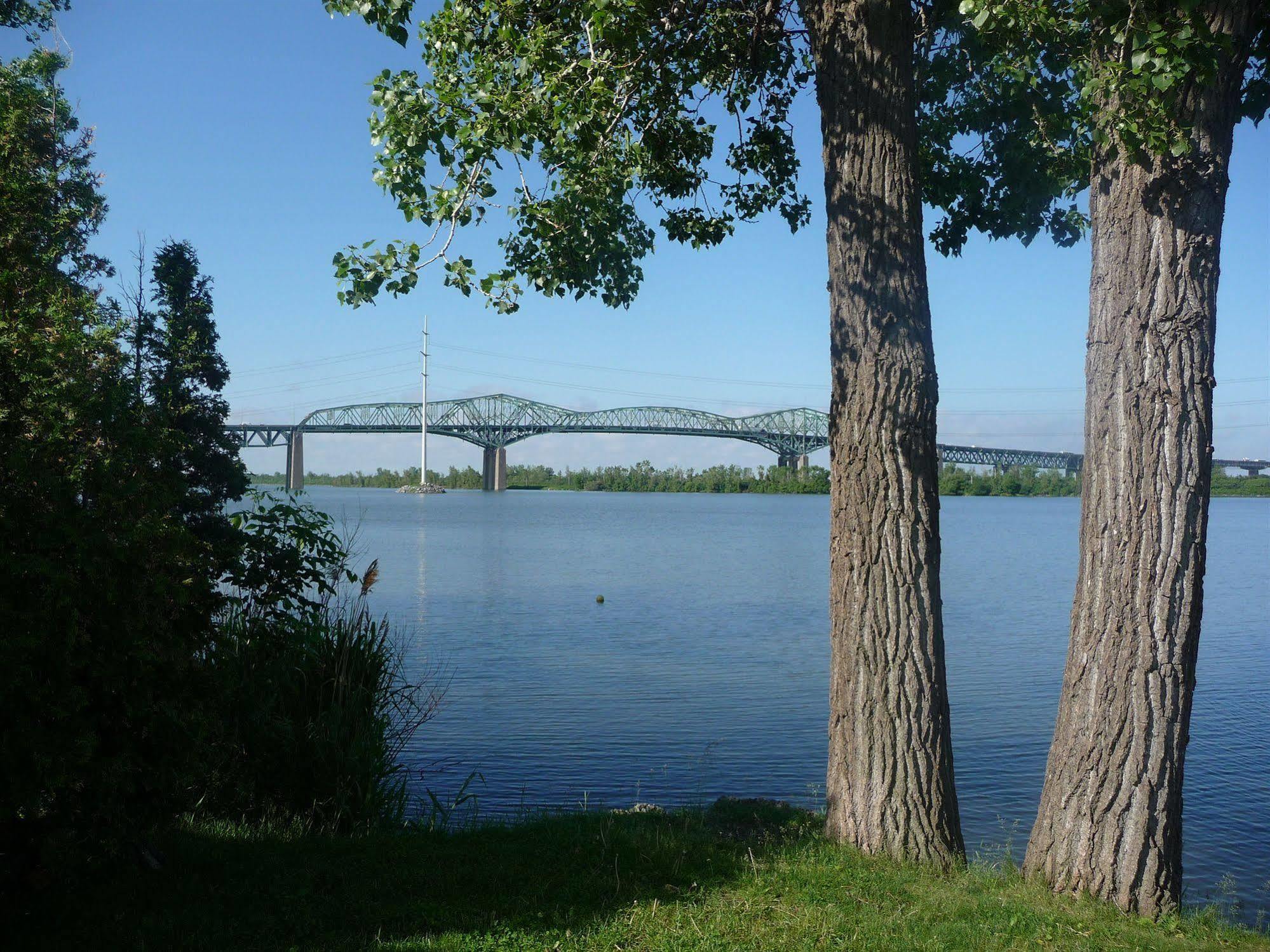 Motel Du Fleuve บรอสซาร์ด ภายนอก รูปภาพ