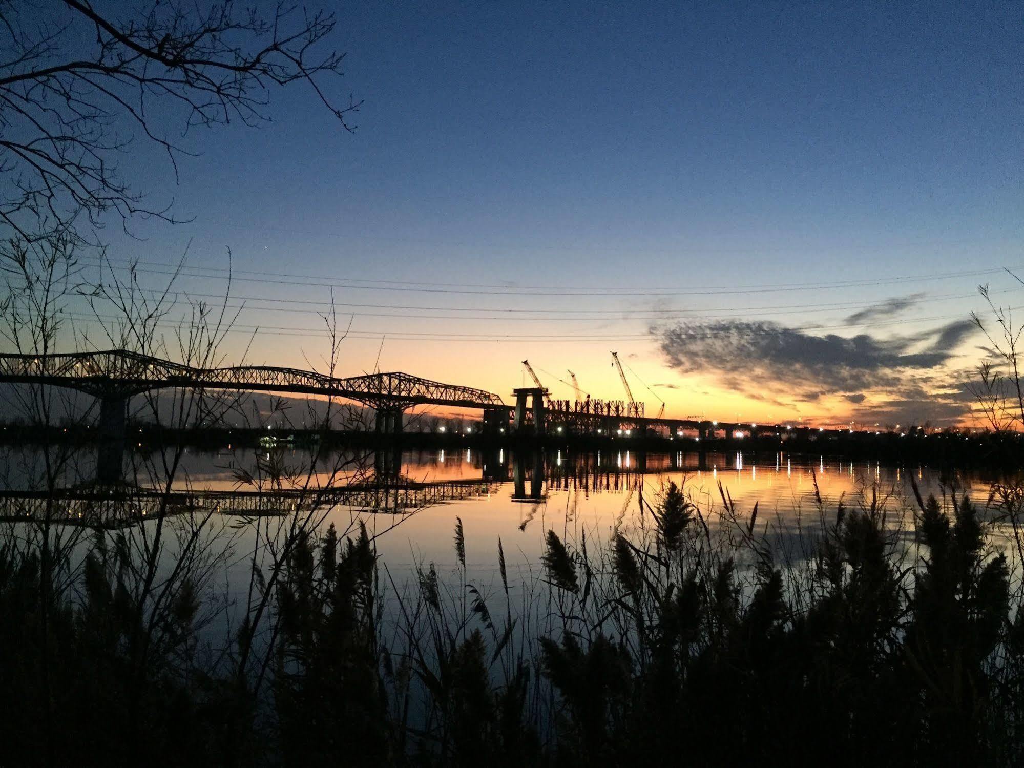 Motel Du Fleuve บรอสซาร์ด ภายนอก รูปภาพ