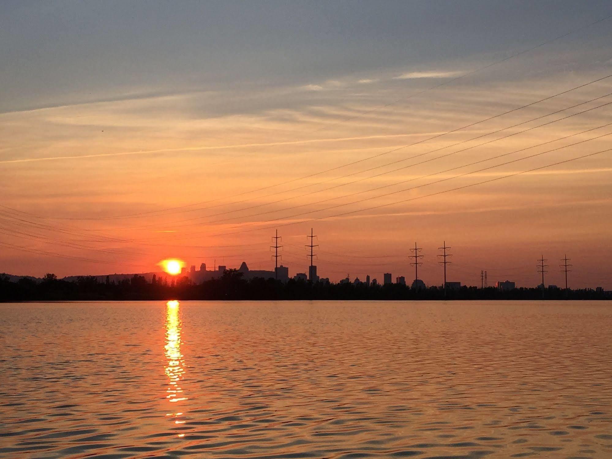 Motel Du Fleuve บรอสซาร์ด ภายนอก รูปภาพ