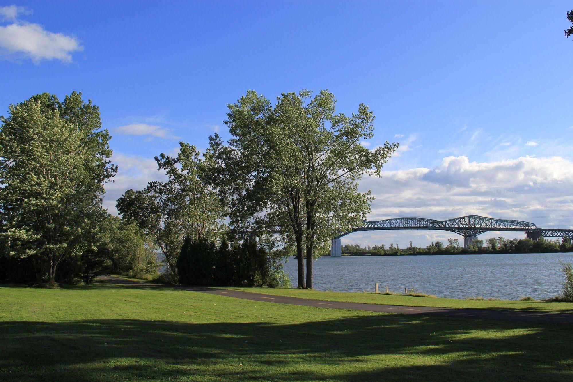 Motel Du Fleuve บรอสซาร์ด ภายนอก รูปภาพ